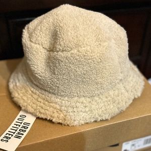Urban Outfitters 🆕 Sherpa Bucket Hat